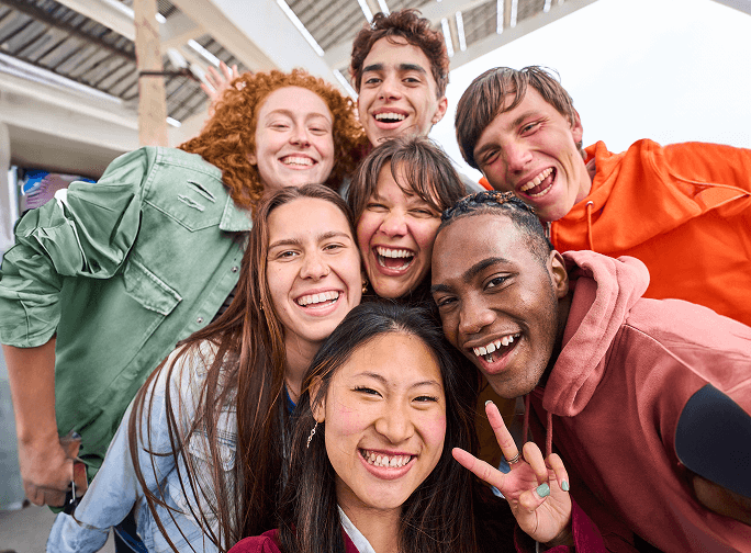 Studenci pozujący do zdjęcia