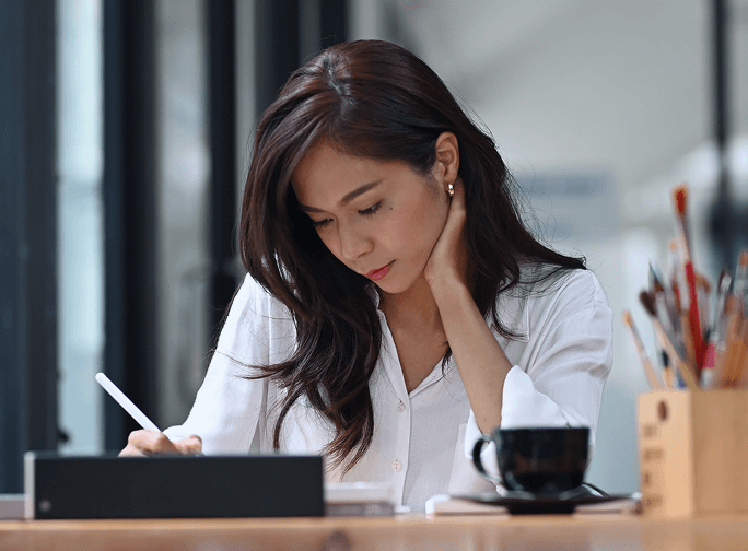 Studentka podczas nauki w kawiarni